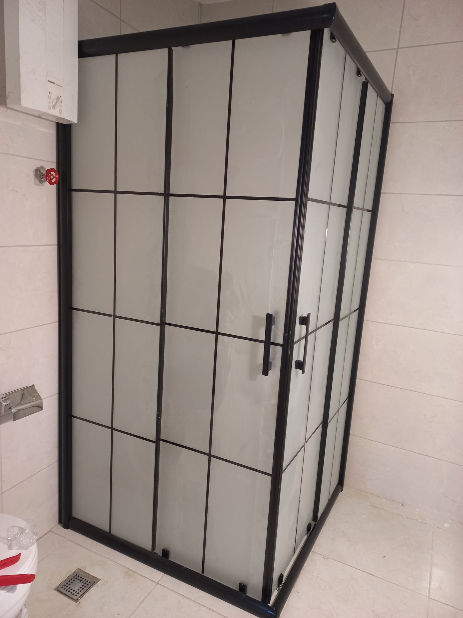 Siyah profilli çizgili cam duşakabin modeli